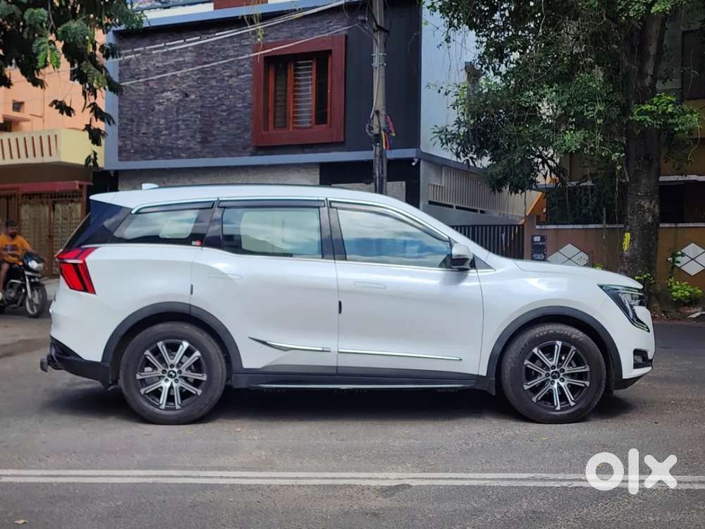 Mahindra Xuv700 2.0 Ax 7 Petrol Mt Str, 2025, Petrol