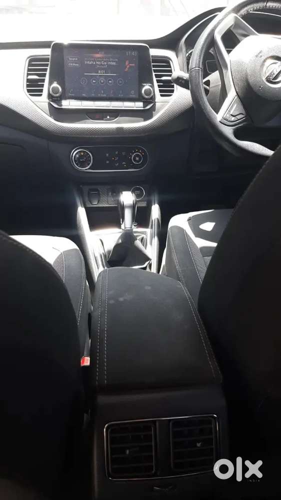 Nissankicks Xv Premium Cvt Petrol White Top Model  Well Maintained