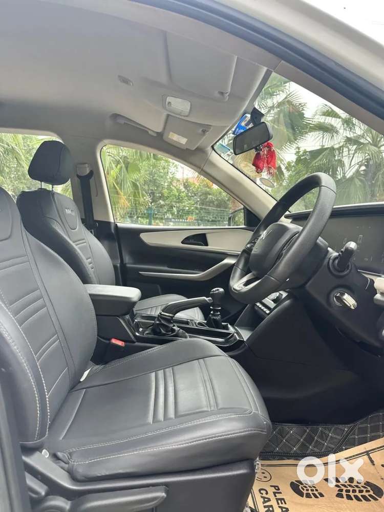 Mahindra Xuv700 Ax 3 Petrol Mt 5 Str (e), 2022, Petrol