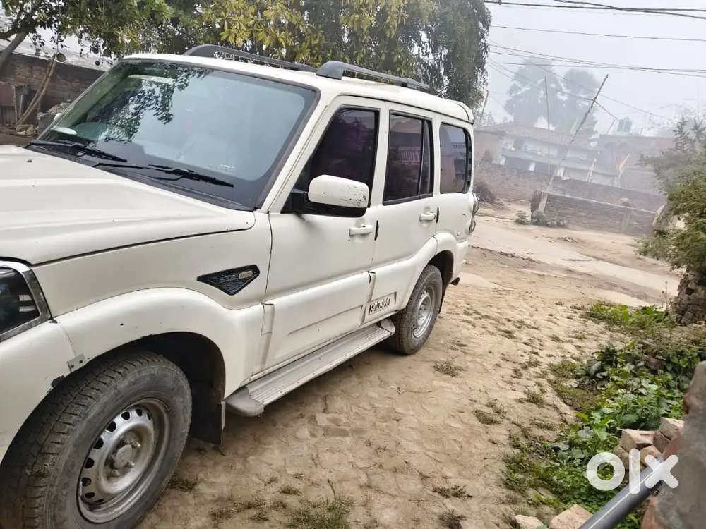 गाड़ी 2018 मॉडल की गाड़ी बिल्कुल वेल कंडीशन में है गाड़ी ऑफिसमें चलती
