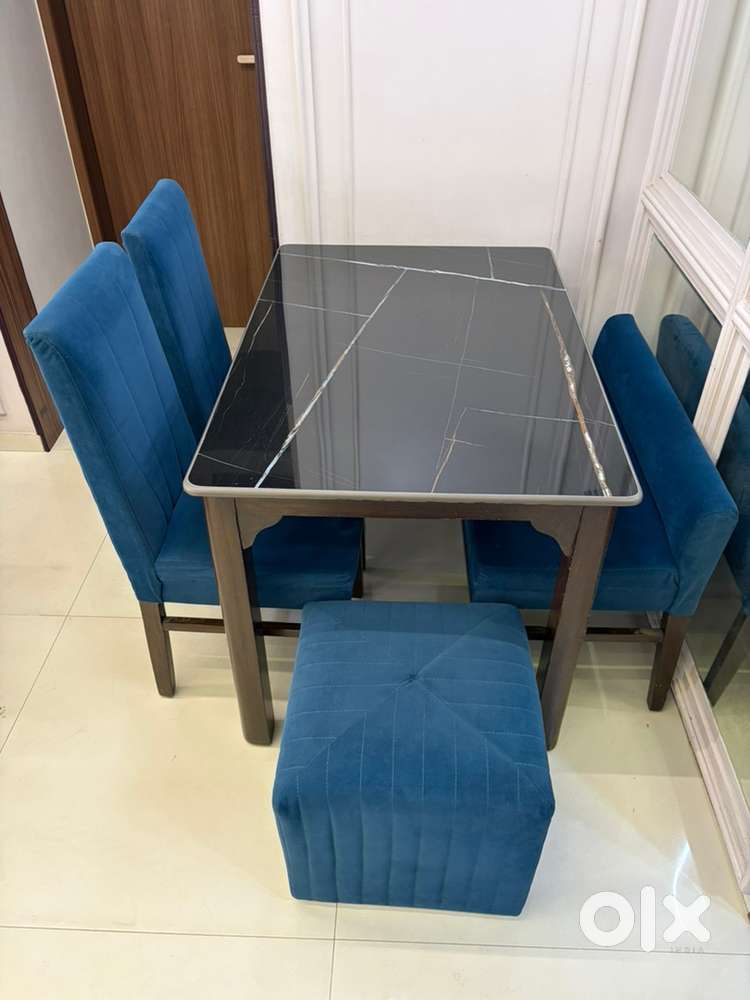 Dining table for sale in excellent condition