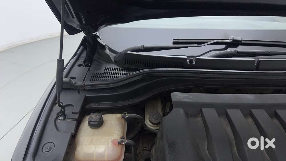 Mahindra Xuv700 2.0 Ax 5 Petrol At Str, 2023, Petrol