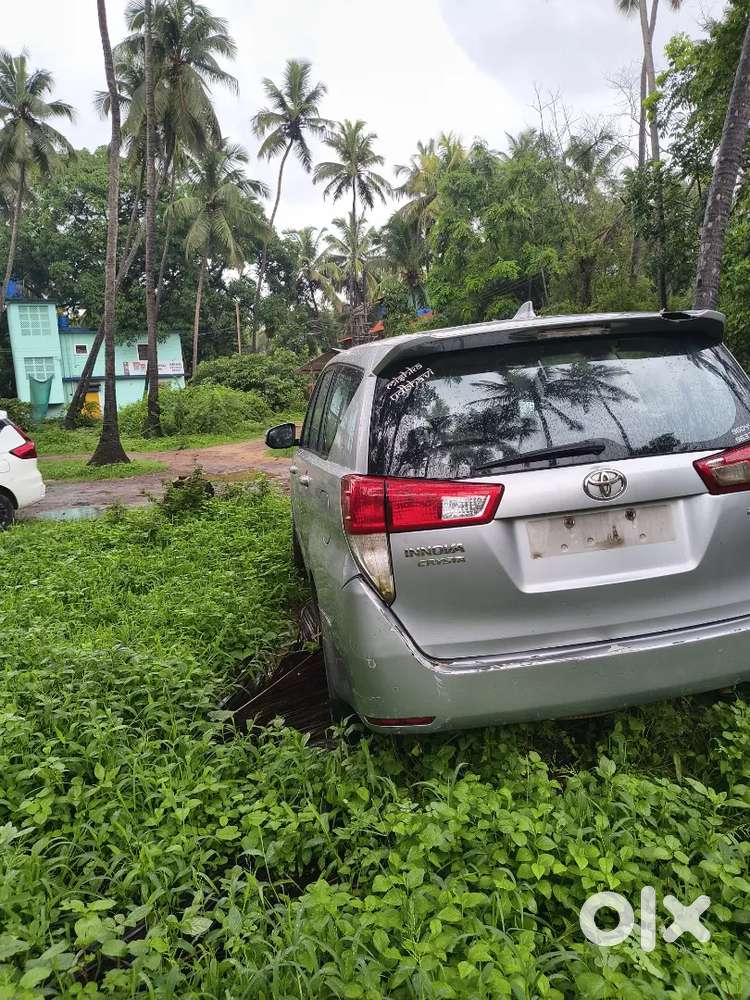 Toyota Innova Crysta 2022 Petrol 77000 Km Driven