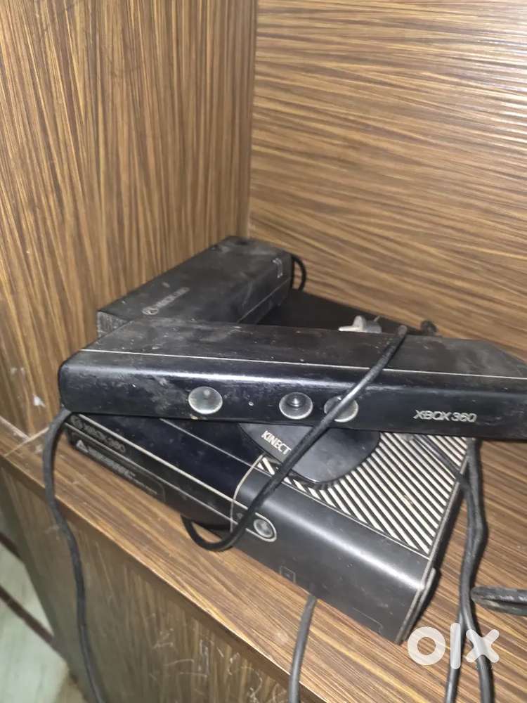 Xbox 360 with kinect plus two games max payne and cod