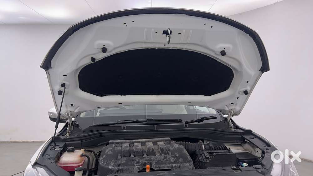 Mahindra Xuv700 2.0 Ax 7 Petrol Mt Str, 2022, Petrol