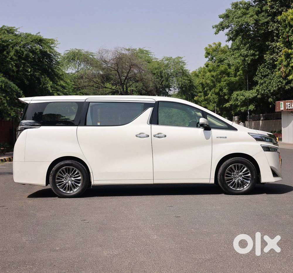 Toyota Vellfire 2.5 Executive Lounge, 2023, Petrol