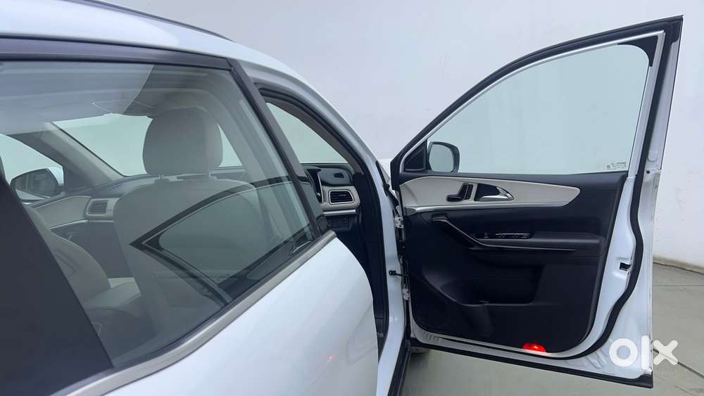 Mahindra Xuv700 2.0 Ax 7 Petrol At Luxury Pack Str, 2022, Petrol