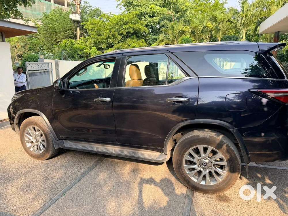2022 Toyota Fortuner 4*4 At (black Crystalline Shine)