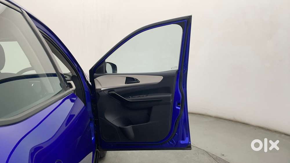 Mahindra Xuv700 2.0 Ax 5 Petrol Mt Str, 2022, Petrol