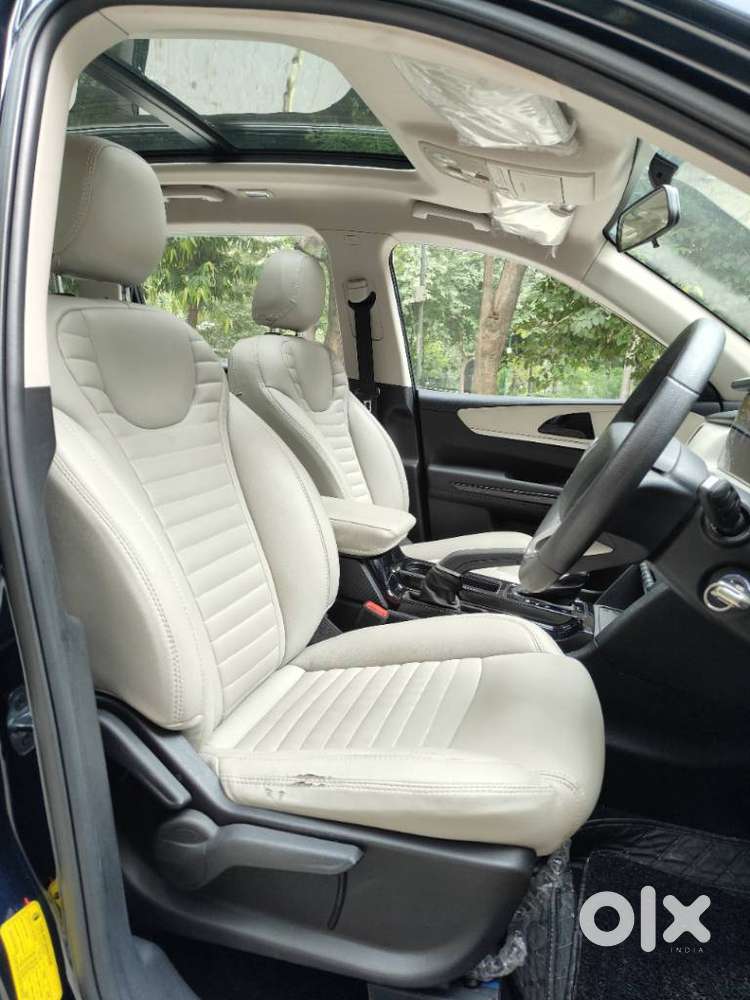 Mahindra Xuv700 2.0 Ax 5 Petrol At Str, 2023, Petrol