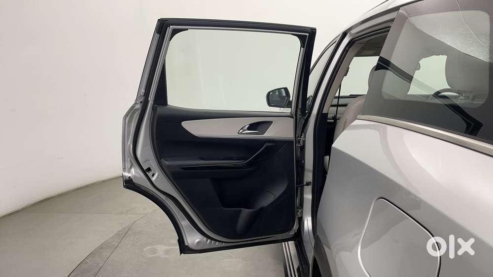 Mahindra Xuv700 2.0 Ax 7 Petrol At Luxury Pack Str, 2022, Petrol