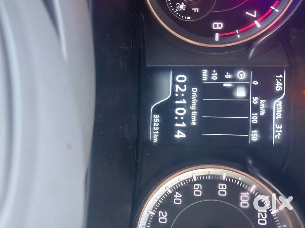2. 5 Year Old , Ertiga Zxi ( Cng +petrol )