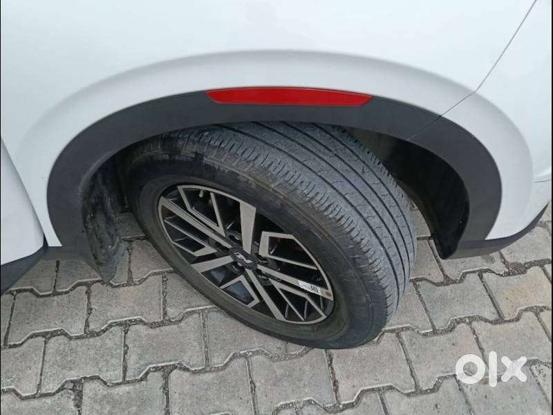 Hyundai Venue Sx(o) Knight Edition Mt Dual Tone, 2023, Petrol