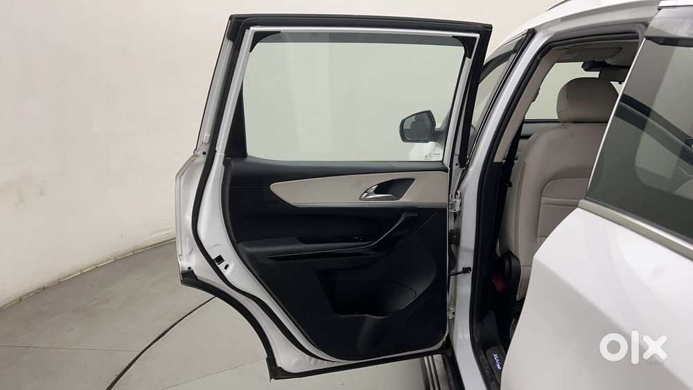 Mahindra Xuv700 2.2 Ax 7 Diesel At Luxury Pack Str, 2022, Diesel