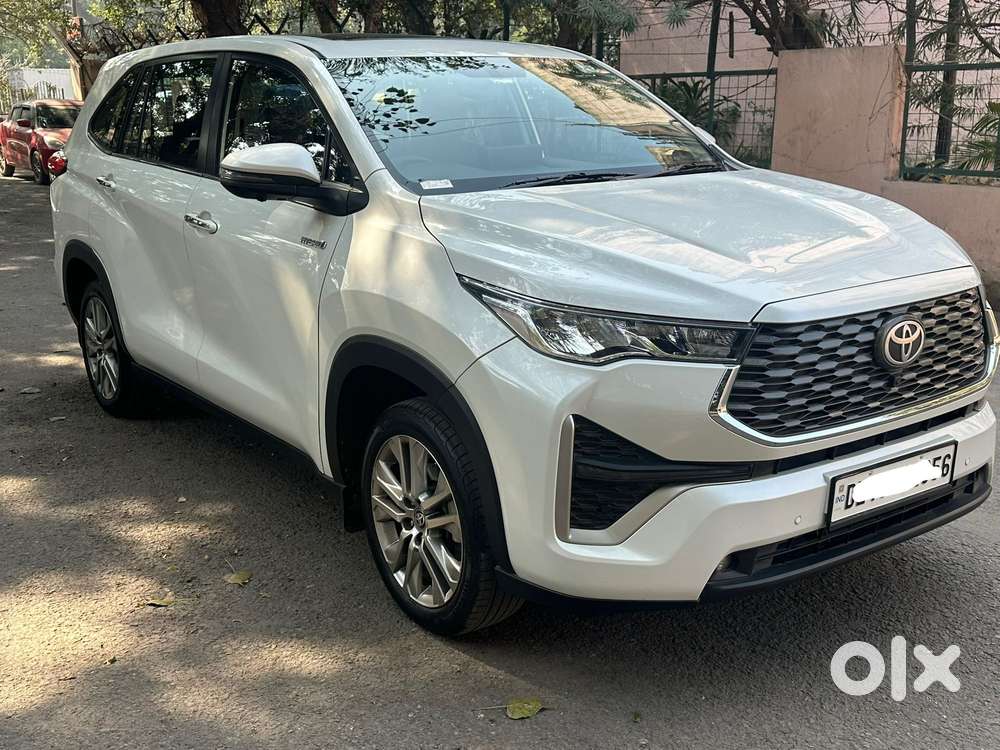 Toyota Innova Hycross