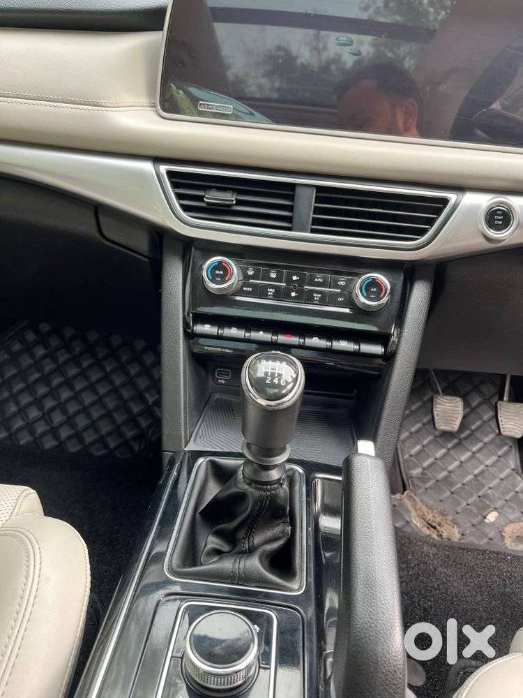 Mahindra Xuv700 2.0 Ax 7 Petrol Mt Str, 2022, Petrol