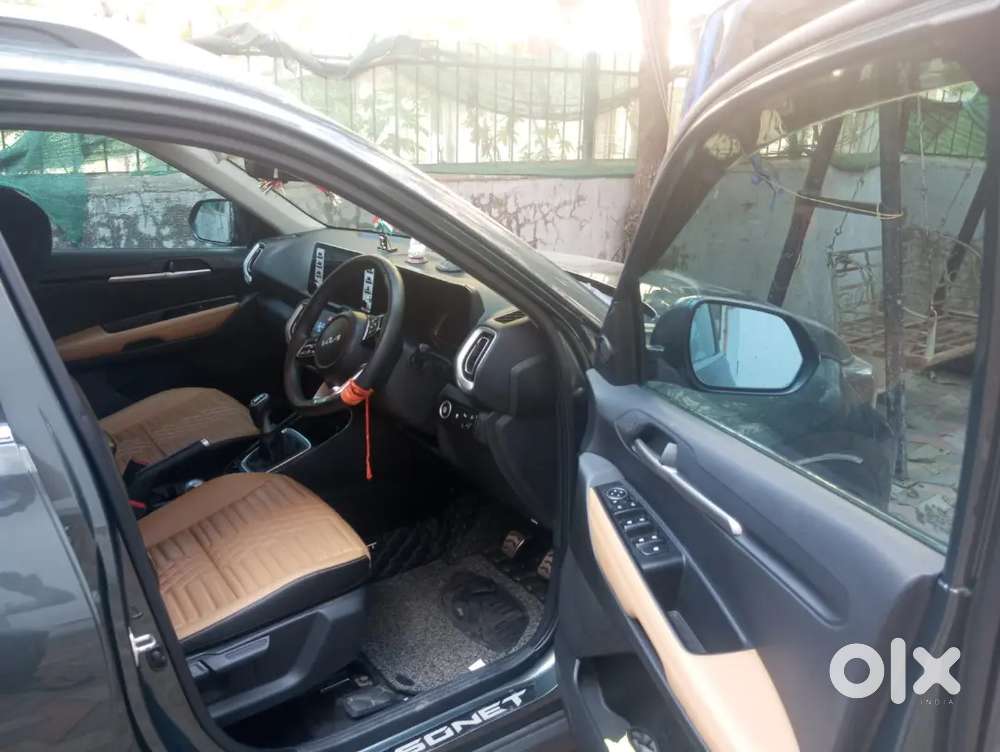 Very Luxuryious Car With Sunroof And Alloy Wheels