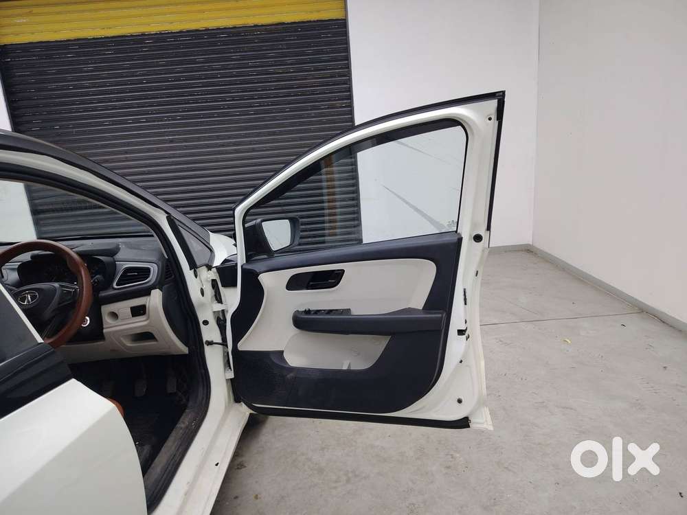 Tata Altroz 1.2 Xm Plus, 2023, Petrol