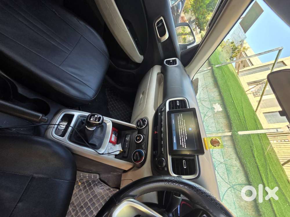 +7 Hyundai Venue Price - Images, Colours & Reviews - Carwalethe Hyu