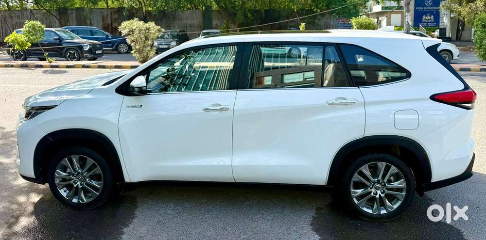 Toyota Innova Hycross 2.0 Zx (o) Hybrid 7 Str, 2025, Petrol