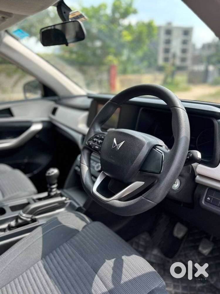 Mahindra Xuv700 2.0 Mx Petrol Mt 5 Str, 2023, Petrol
