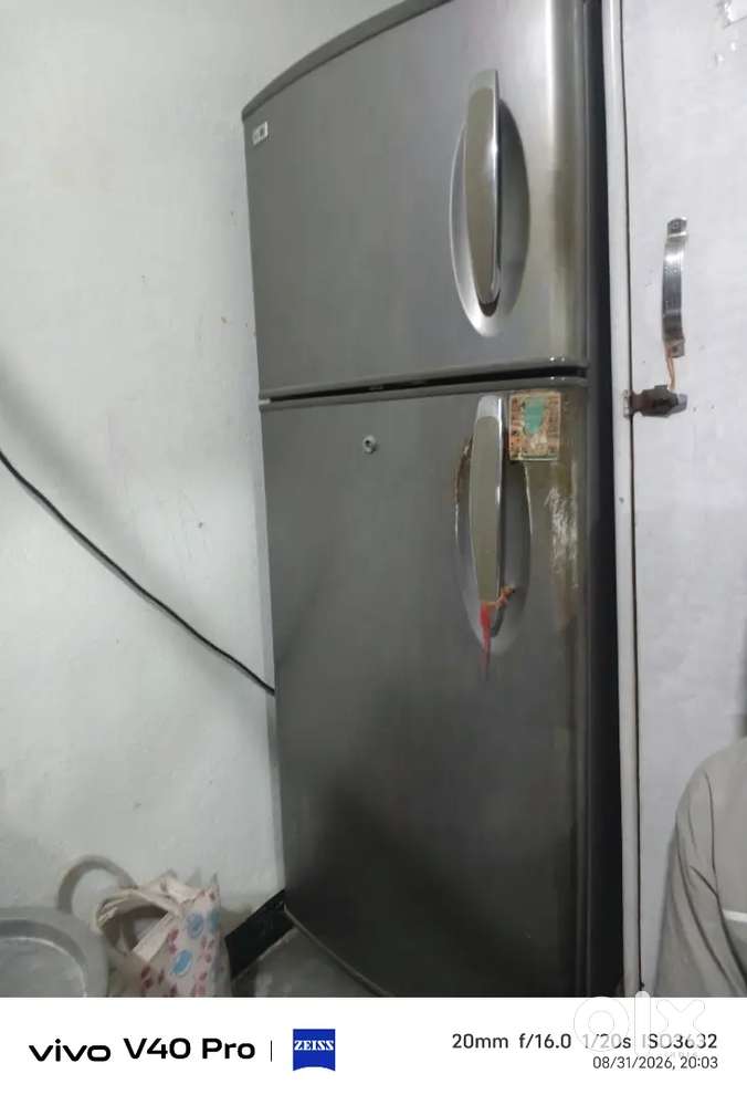 Fridge dikh raha hai 5sal purana hai