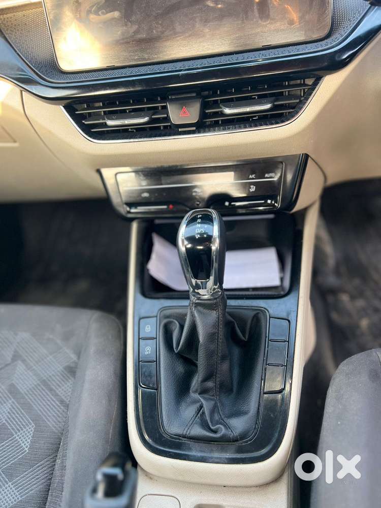 Skoda Slavia Ambition 1.0l Tsi At, 2022, Petrol