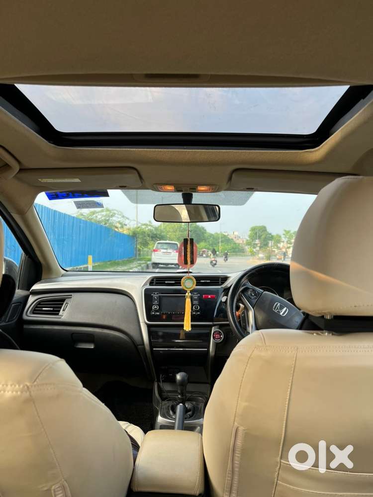 Honda City Zx (o)2015 With Sunroof Push Start Button Allowy Wheels