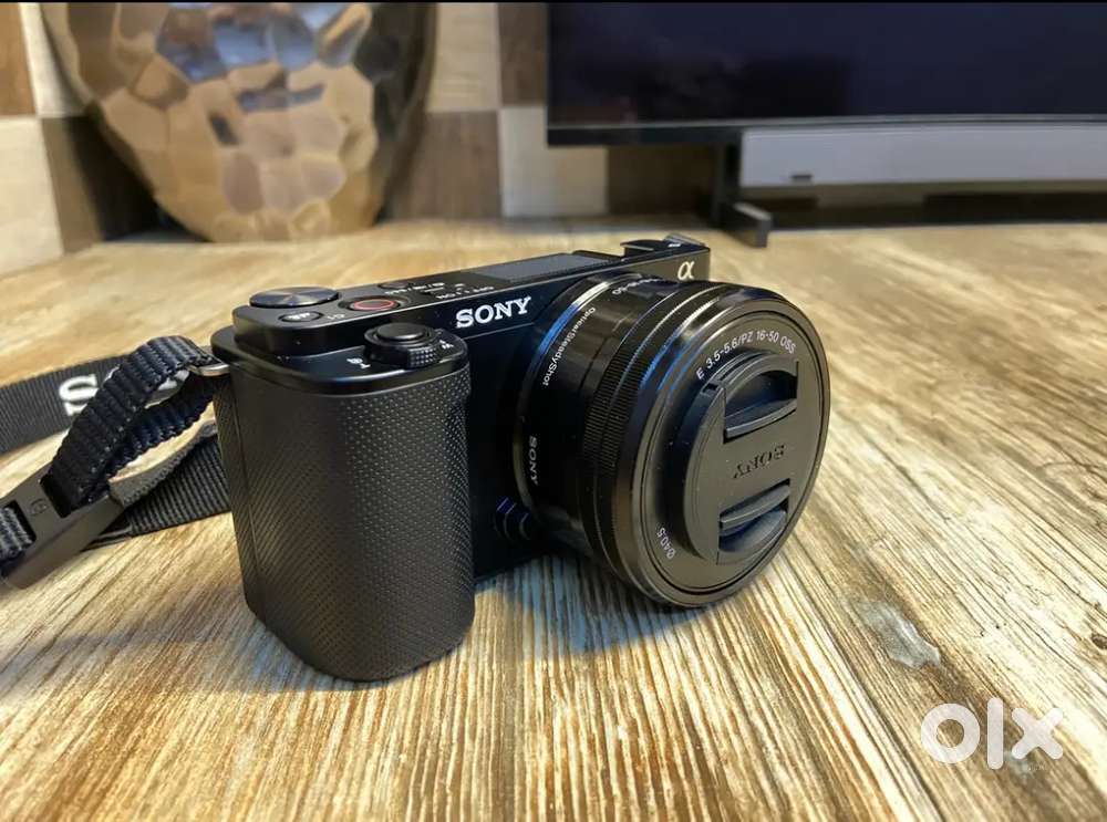 Sony zv e10 mirrorless camera with Sony SEL55210/BQbzoom lens (315mm)