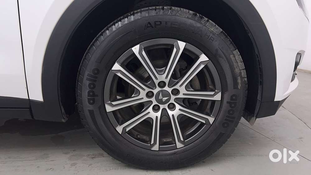 Mahindra Xuv700 2.0 Ax 7 Petrol Mt Str, 2022, Petrol