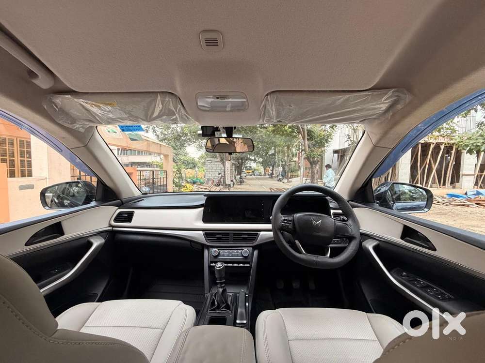 Mahindra Xuv700 Mx Petrol Mt 5 Str (e), 2022, Petrol