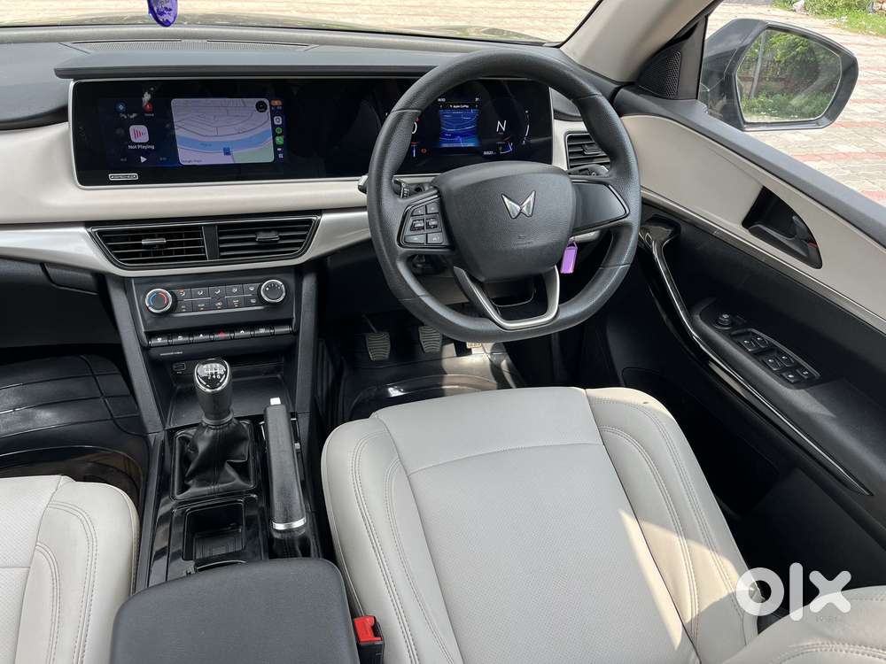 Mahindra Xuv700 Ax 5 Petrol Mt 7 Str (e), 2022, Petrol