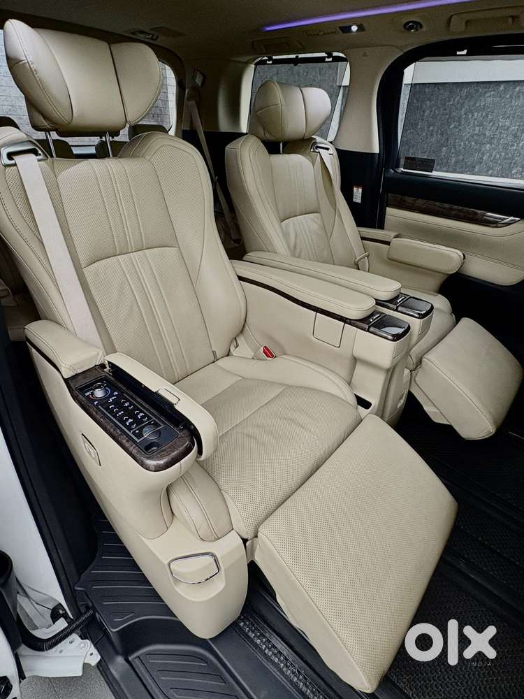 Toyota Vellfire 2.5 Executive Lounge, 2022, Petrol