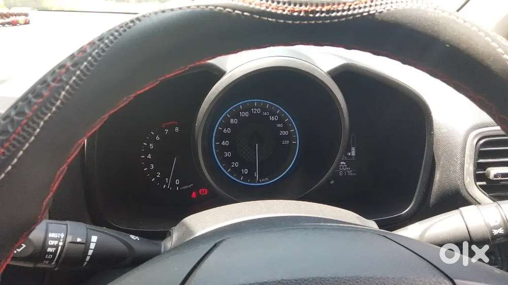 Hyundai Venue 2021 Petrol 8200 Km Driven