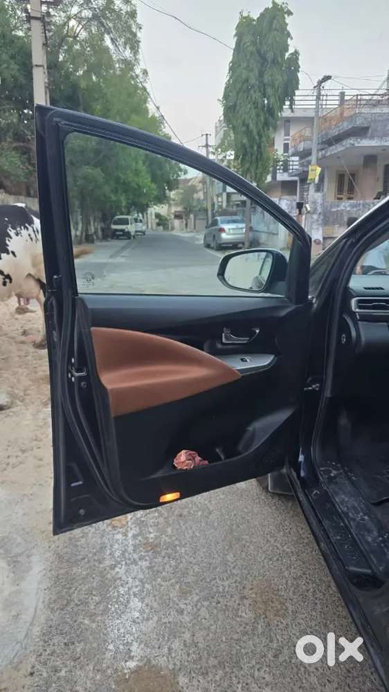 Innova Crysta Captain Seat 2.4 Z (at)