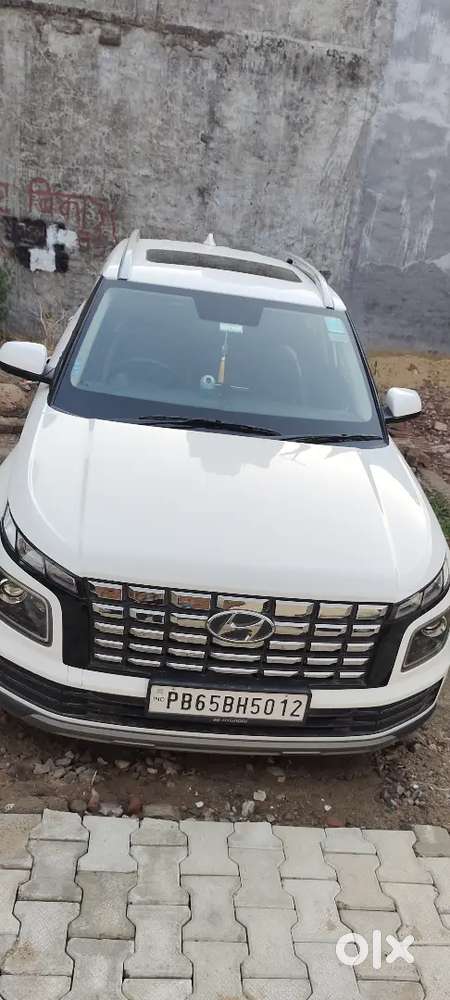 Hyundai Venue 2024 Petrol Well Maintained