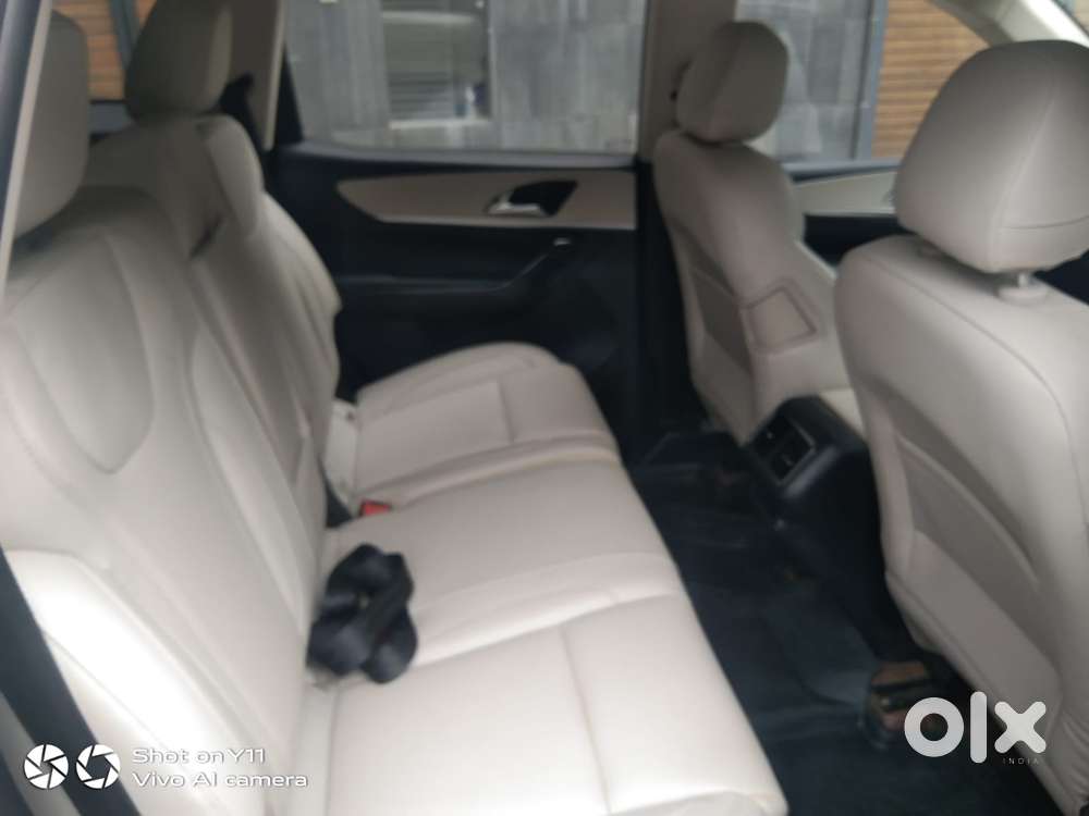 Mahindra Xuv700 2.0 Ax 7 Petrol Mt Str, 2025, Petrol