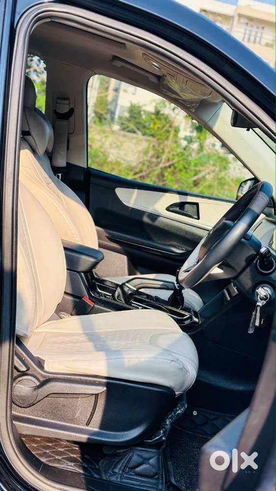 Mahindra Xuv700 2.0 Ax 5 Petrol Mt 7 Str, 2022, Petrol