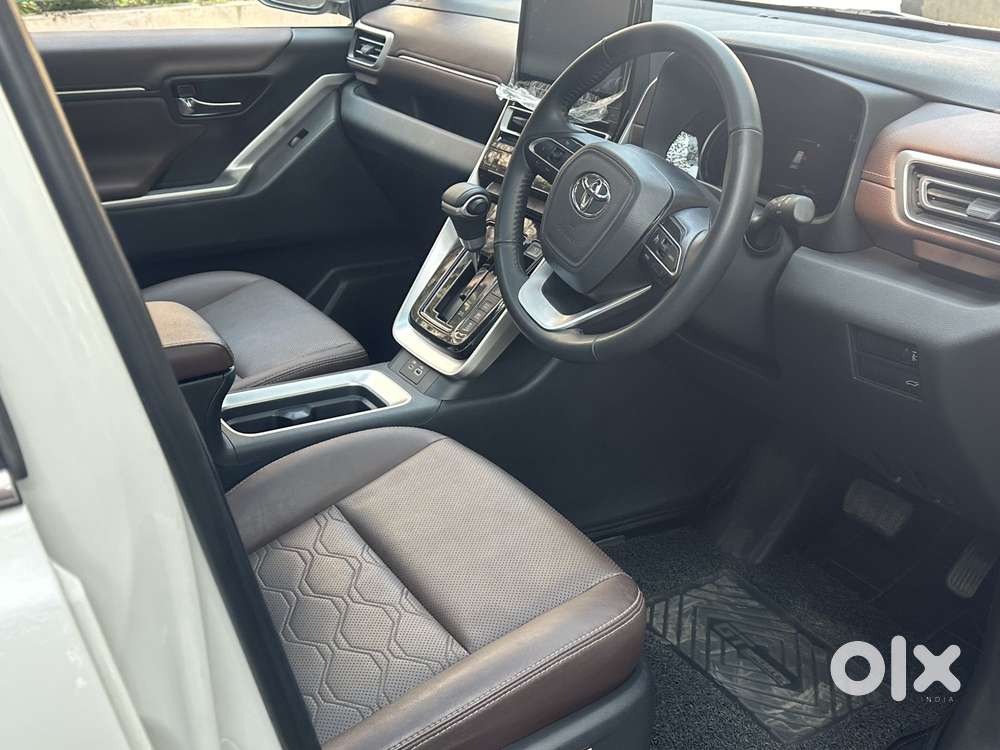 Toyota Innova Hycross