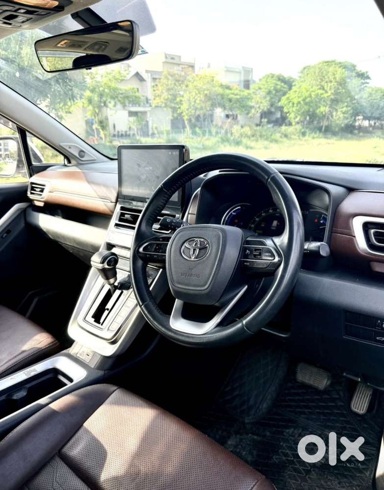 Toyota Innova Hycross 2.0 Zx Hybrid 7 Str, 2023, Petrol