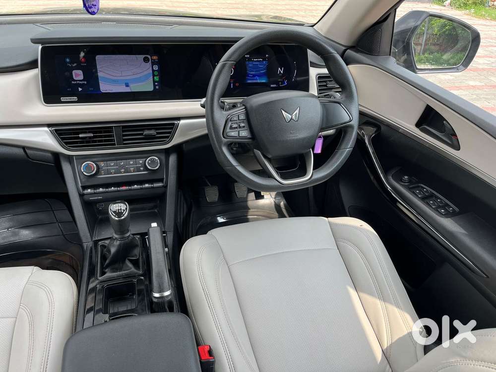Mahindra Xuv700 Ax 5 Petrol Mt 7 Str (e), 2022, Petrol