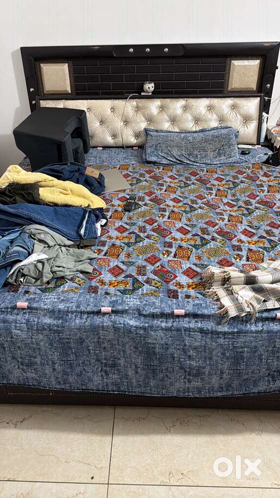 Double Bed with Box includin Back with Box and Mattreses
