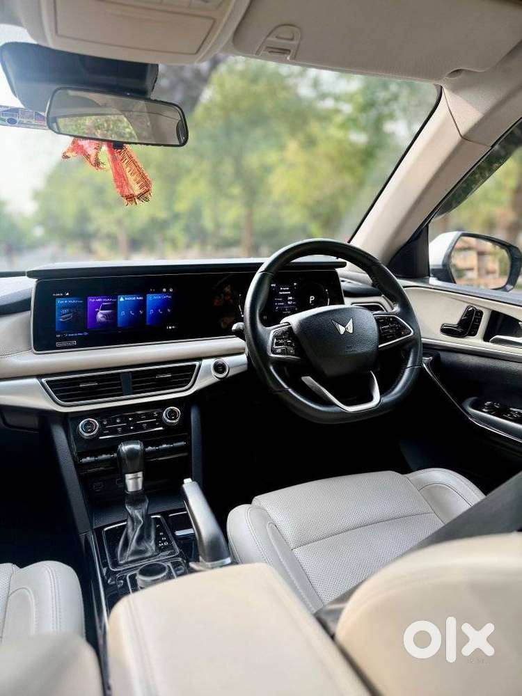 Mahindra Xuv700 2.0 Ax 7 Petrol At Str, 2022, Petrol
