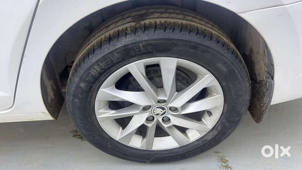 Skoda Slavia Ambition 1.0l Tsi At, 2022, Petrol