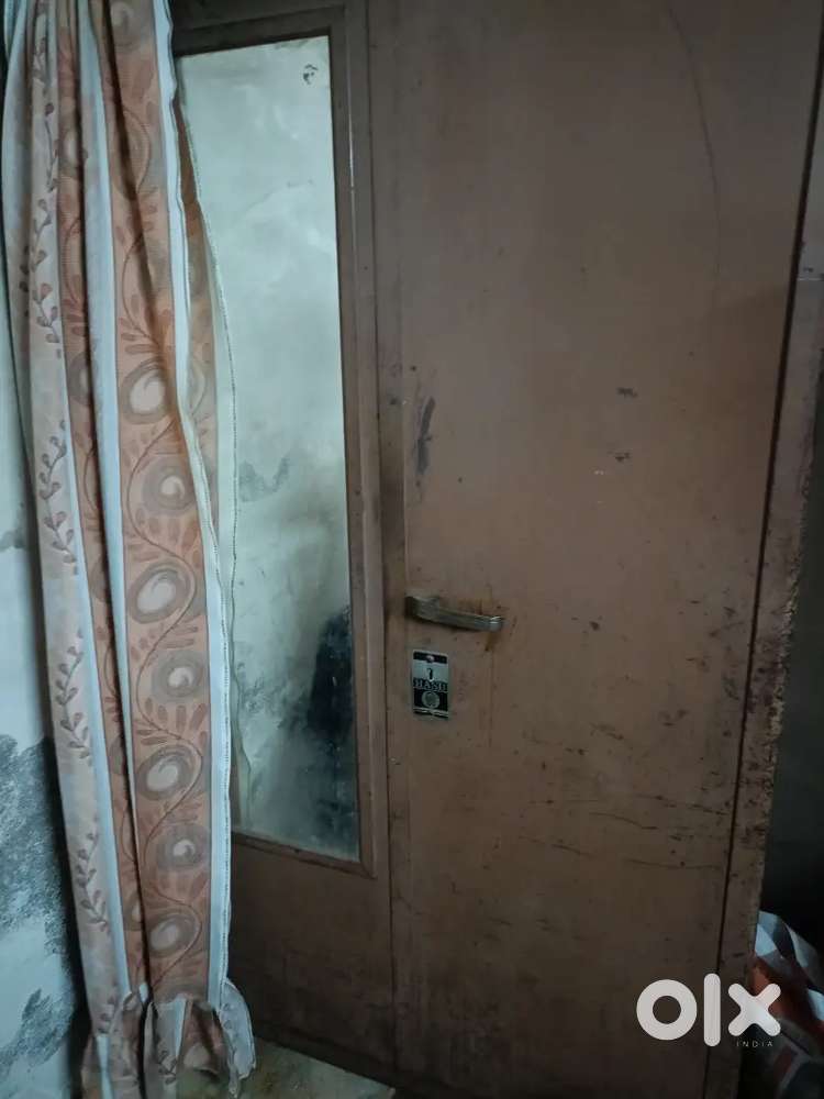 4 Iron cupboard, 1 iron bad