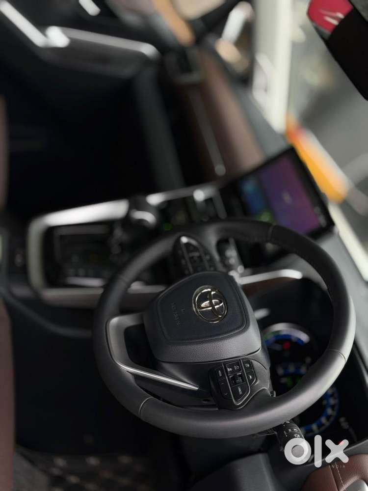 Toyota Innova Hycross 2025 Cng & Hybrids 11000 Km Driven