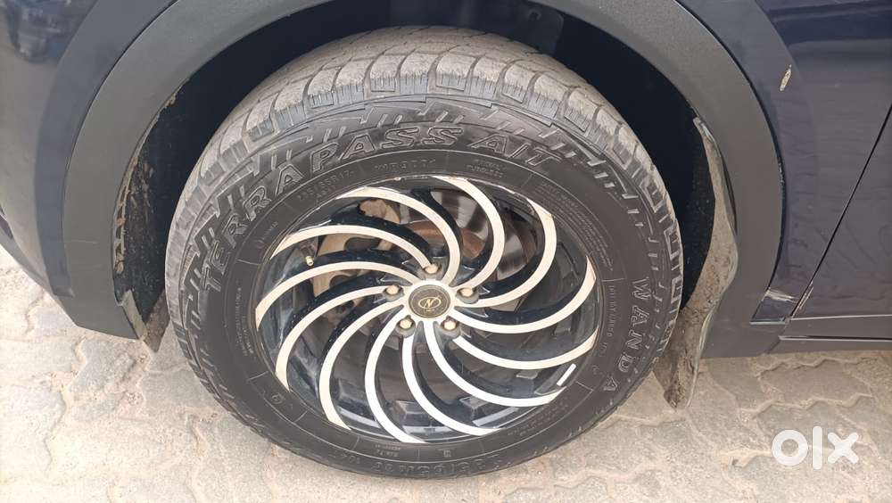 Mahindra Xuv700 2.0 Ax 3 Petrol Mt 5 Str, 2022, Petrol