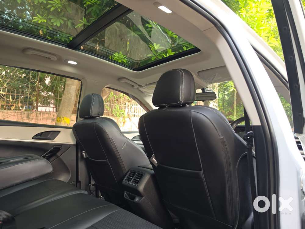 Mahindra Xuv700 2.0 Ax 5 Petrol Mt 7 Str, 2022, Petrol