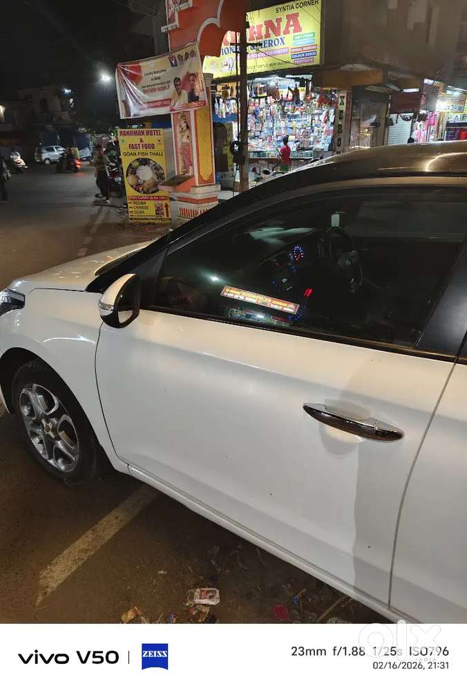 Hyundai Elite I20 Asta Top Model White Year 2018, Showroom Condition.