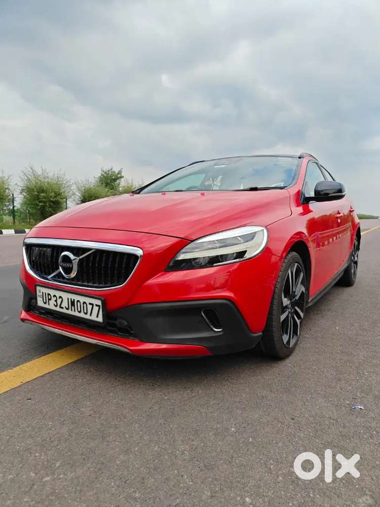 Volvo V40 Luxurious Car Segment